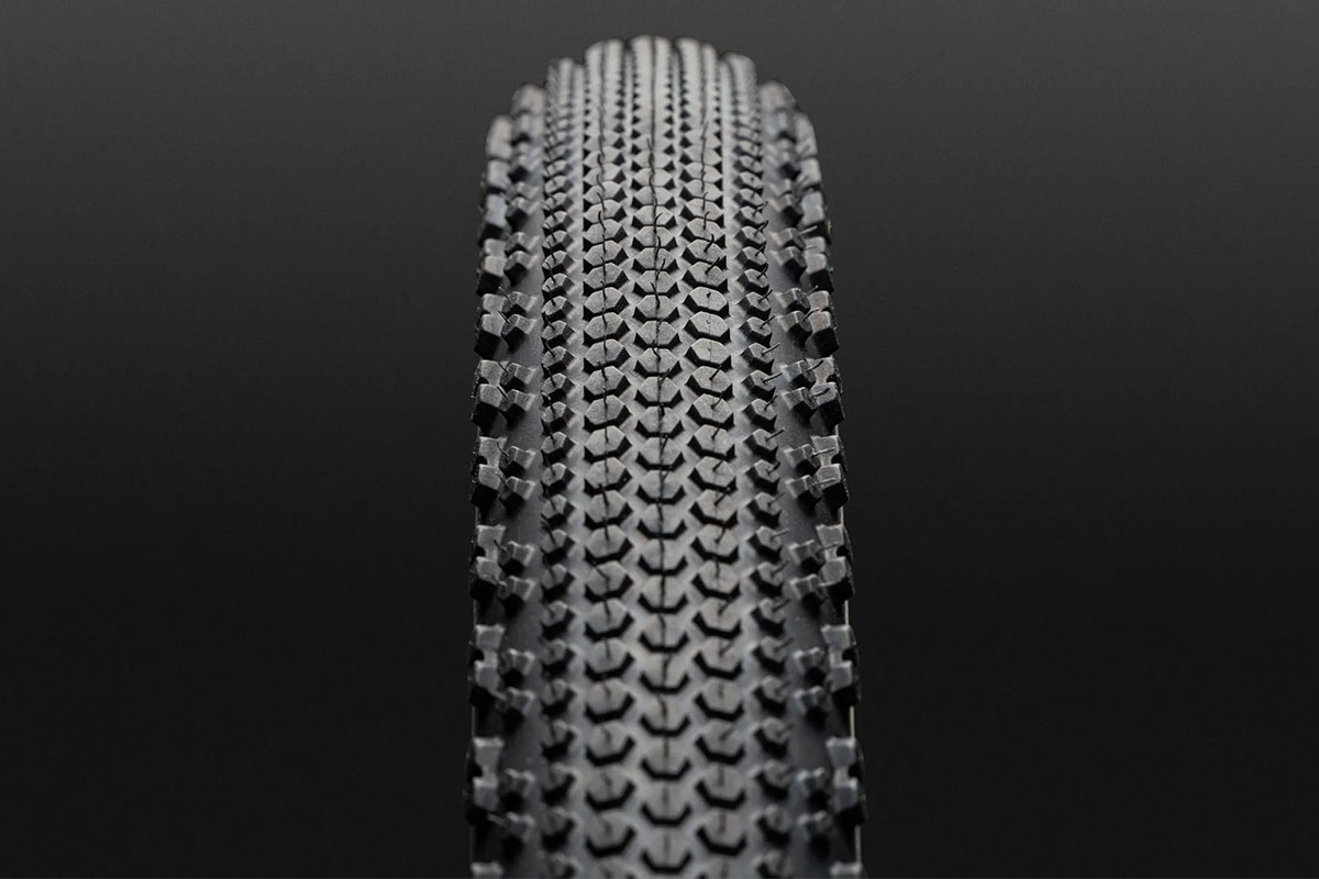 ENVE presenta el neumático HEX para gravel con una banda de rodadura innovadora de alto rendimiento