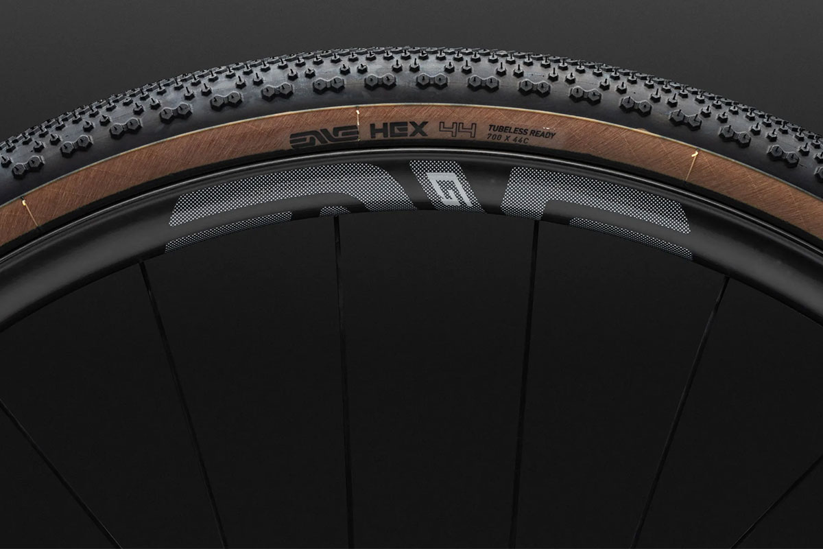 ENVE presenta el neumático HEX para gravel con una banda de rodadura innovadora de alto rendimiento