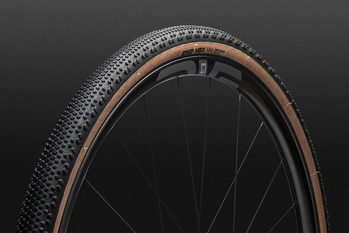 ENVE presenta el neumático HEX para gravel con una banda de rodadura innovadora de alto rendimiento