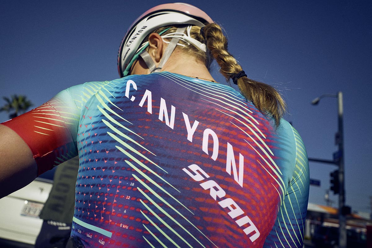 Canyon presenta la renovada equipación CANYON//SRAM Racing con el diseño 'Harmonic Riff'