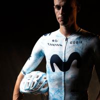 El Movistar Team rinde homenaje a los 100 años de Telefónica con una equipación especial en La Vuelta 2024