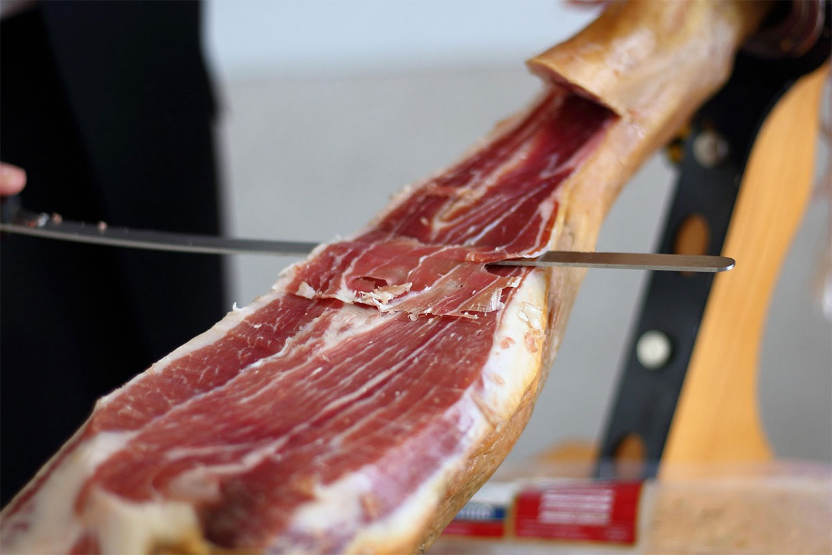 Un nuevo estudio revela que los ciclistas rinden más con jamón serrano en lugar de geles energéticos