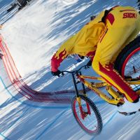 Fabio Wibmer vuelve a la carga con otro truco imposible sobre una bici: bajar por Streif, la pista de esquí más peligrosa del mundo