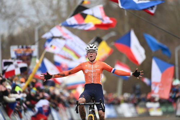Fem van Empel revalida su título de campeona del mundo en Tábor con una victoria en solitario