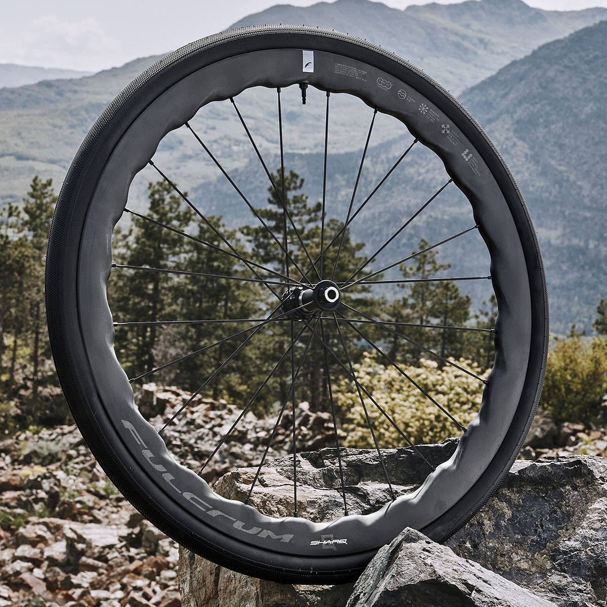 Fulcrum Sharq, las primeras ruedas de la marca diseñadas específicamente para bicis de gravel