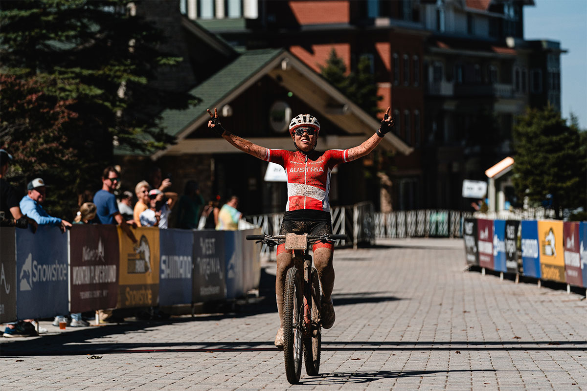 Simon Andreassen y Mona Mitterwallner se llevan el arcoíris en el Campeonato del Mundo de XCM 2024 de Snowshoe