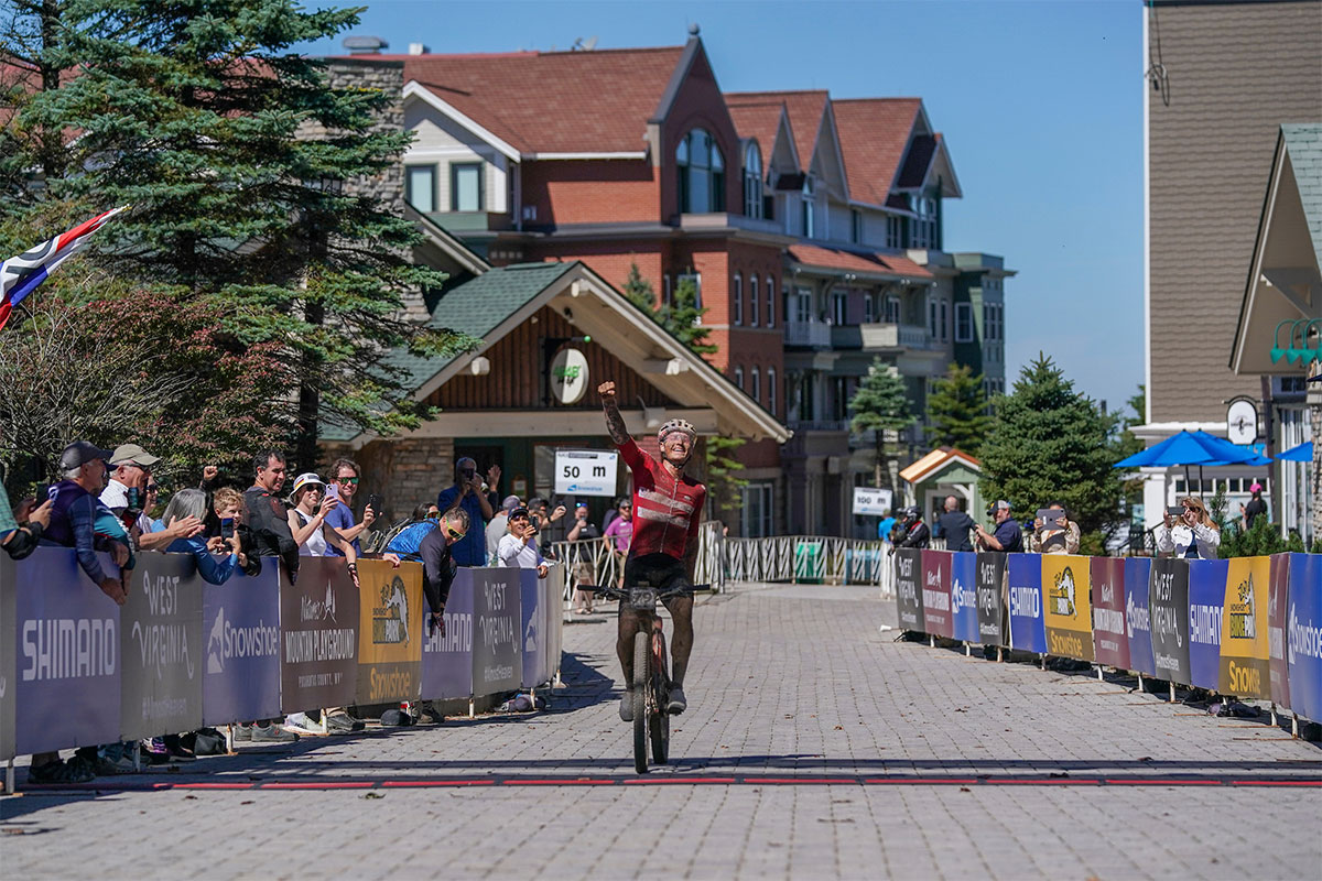 Simon Andreassen y Mona Mitterwallner se llevan el arcoíris en el Campeonato del Mundo de XCM 2024 de Snowshoe