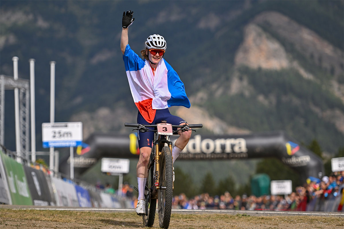 Campeonato del Mundo de XCO 2024: Puck Pieterse se lleva el maillot arcoíris en la Élite femenina