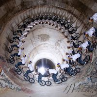 George Ntavoutian hace historia completando el 'Full Loop' más bestia sobre una bici en una tubería de más de 7 metros de altura