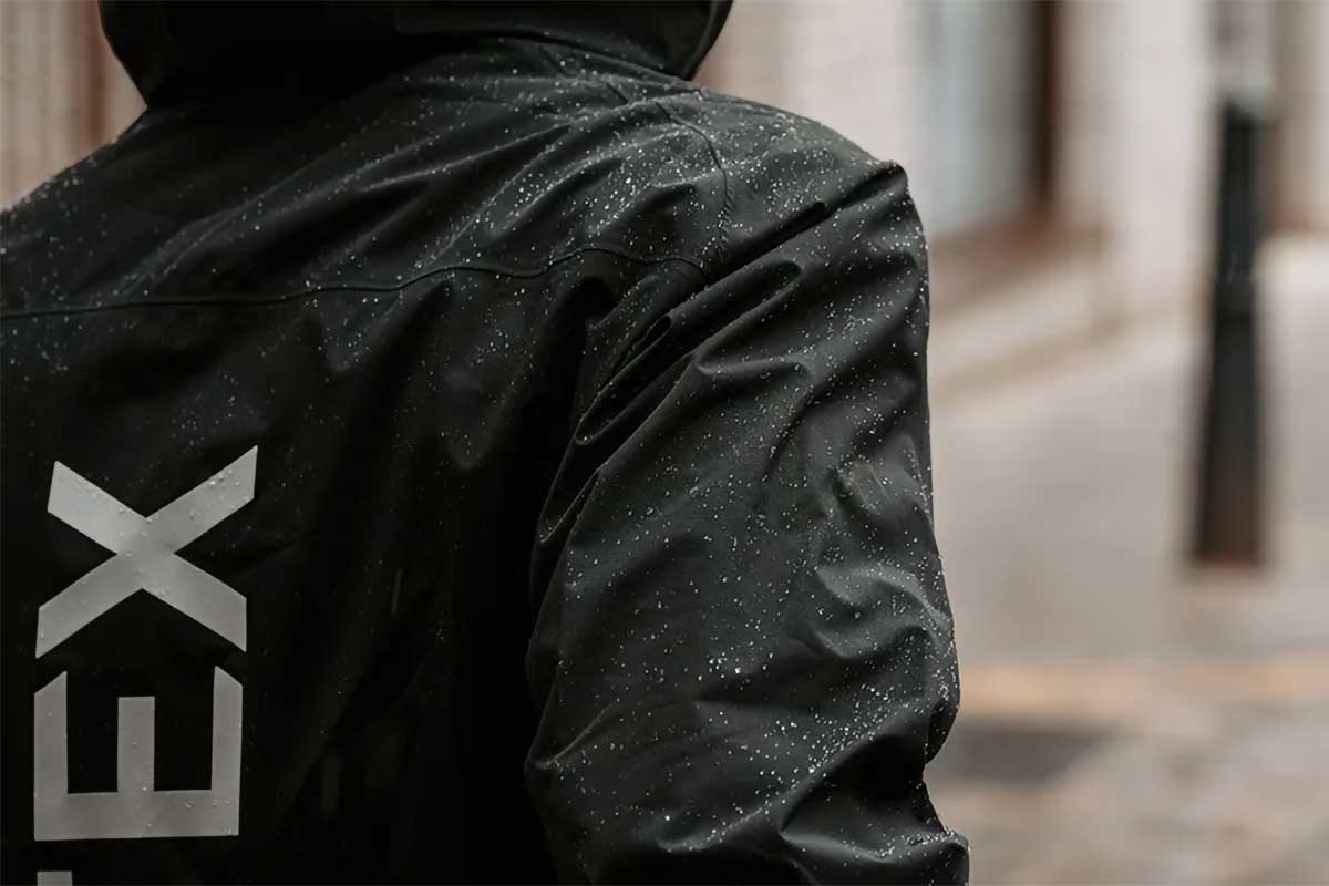 Gorewear Endure GORE-TEX LE2, una chaqueta impermeable de edición limitada perfecta tanto encima como fuera de la bici