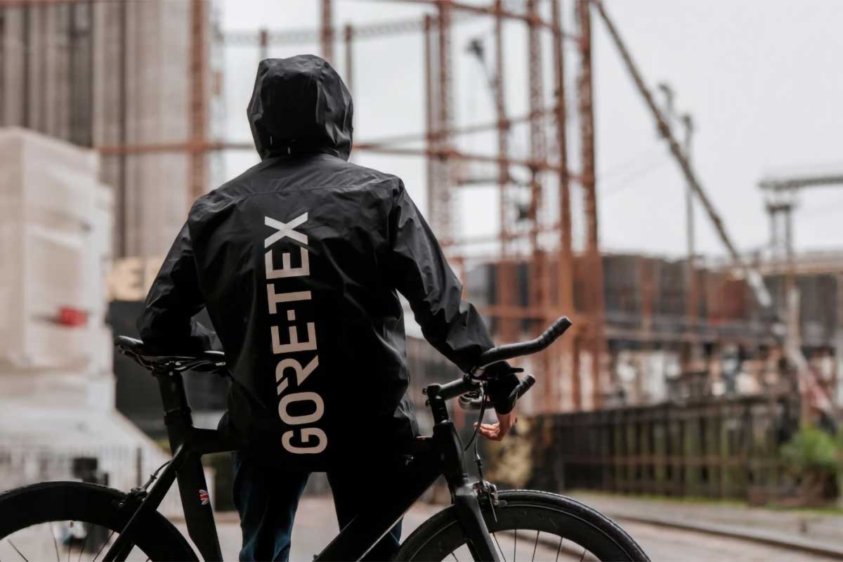 Gorewear Endure GORE-TEX LE2, una chaqueta impermeable de edición limitada perfecta tanto encima como fuera de la bici