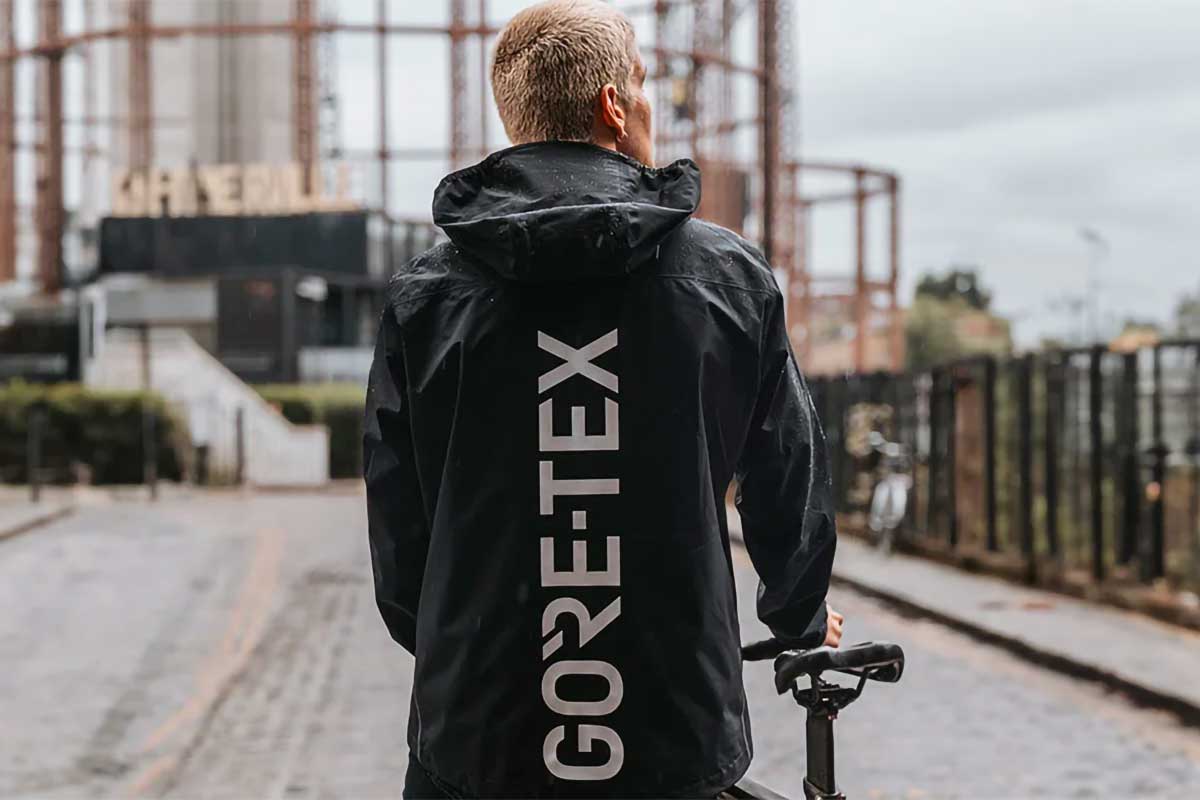 Gorewear Endure GORE-TEX LE2, una chaqueta impermeable de edición limitada perfecta tanto encima como fuera de la bici