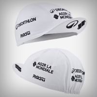 Novedades en el catálogo de ciclismo de Decathlon: a la venta la gorra, guantes y calcetines del Decathlon AG2R La Mondiale