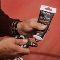 Grasa de cobre y grasa de carbono: dos imprescindibles para el mantenimiento de la bicicleta