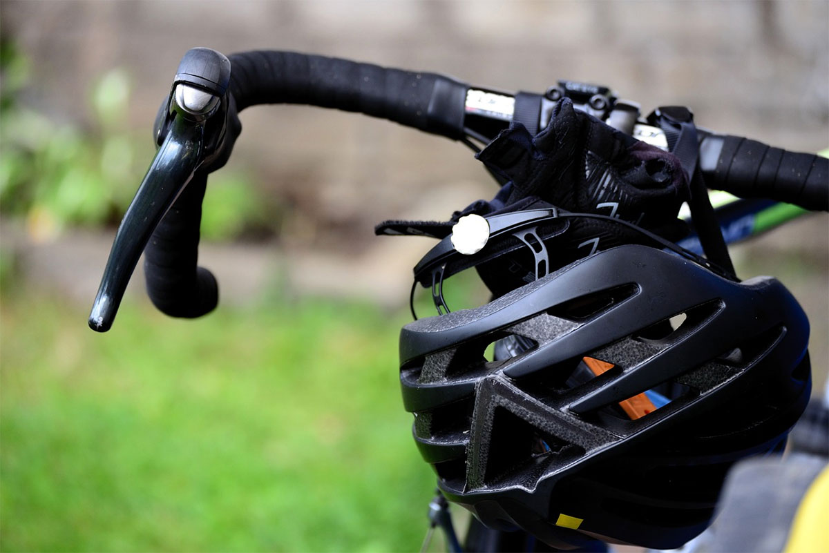 Cuatro hábitos que acortan la vida útil de los cascos y que hacen la gran mayoría de ciclistas