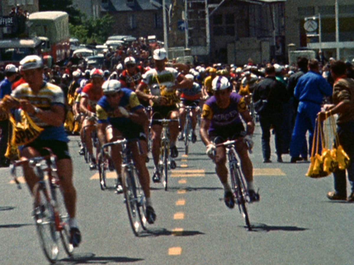 Vino, champán, cerveza, salchichas y escapadas al bar: así se hidrataban y alimentaban los ciclistas del Tour de Francia de 1962