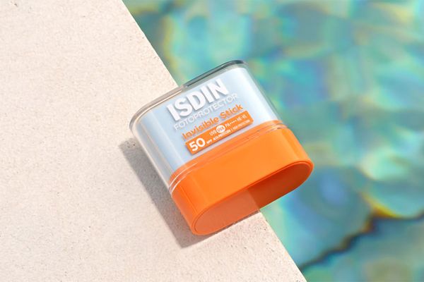 Isdin presenta el Fotoprotector Invisible Stick SPF 50, una crema solar que no mancha las manos y cabe en un bolsillo del maillot