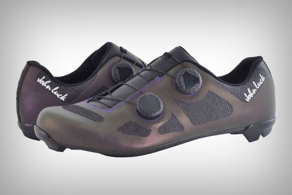 John Luck Invictus, unas zapatillas de carretera con capa reflectante para mejorar la seguridad en condiciones de poca luz