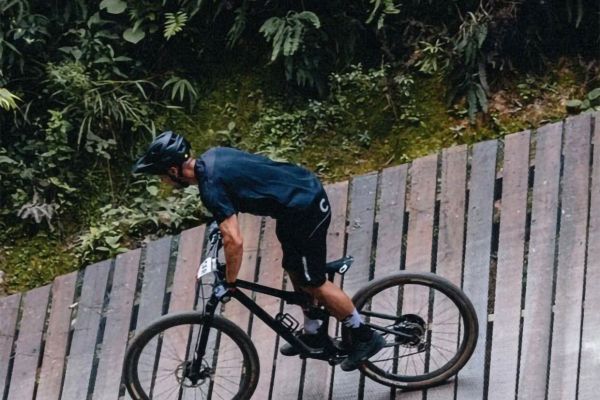 Cómo aprender a rodar más rápido por los senderos con Kenta Gallagher, entrenador del Cannondale Factory Racing