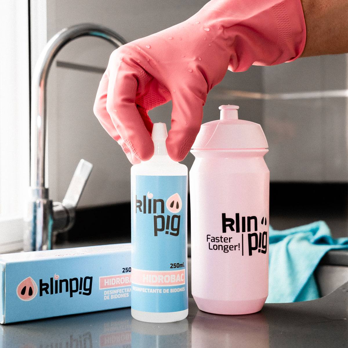 Klinpig presenta una nueva línea azul de productos con un desinfectante de bidones, spray antiolor y espuma limpiadora