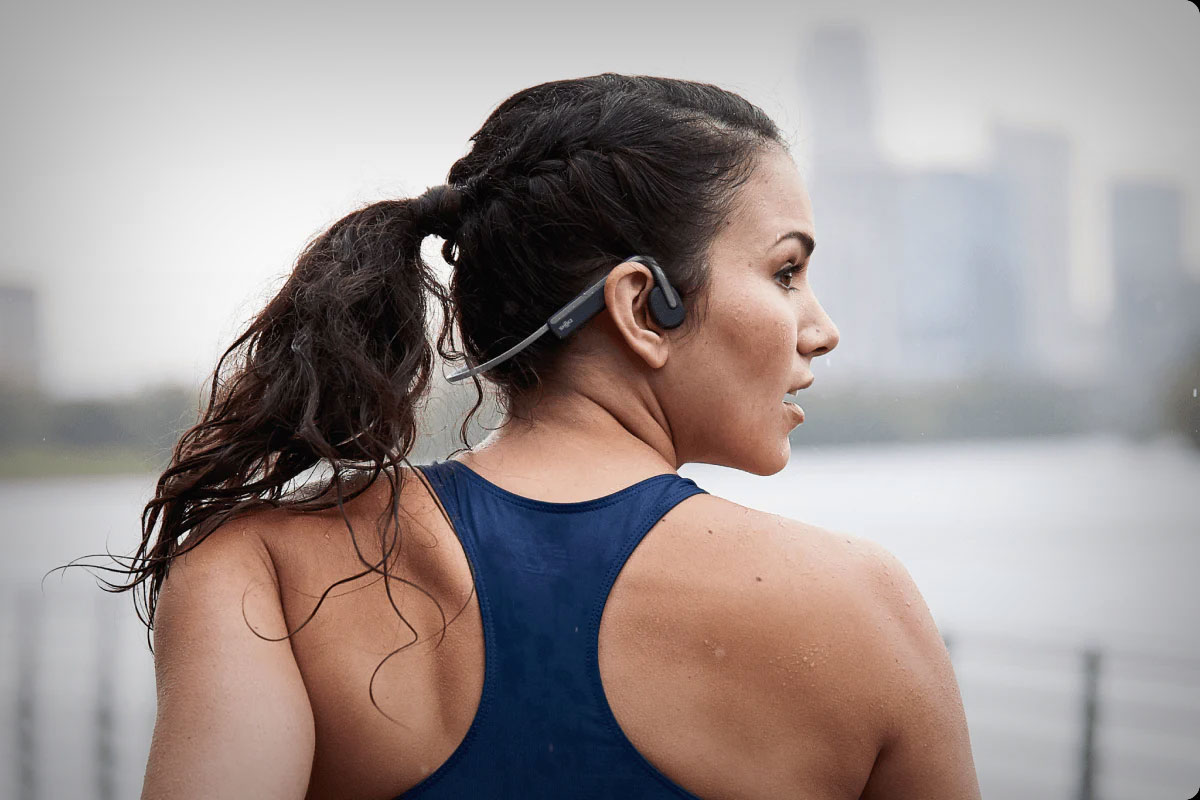 ¿Son legales los auriculares de conducción ósea al circular en bici o patinete? Lo que hay que saber