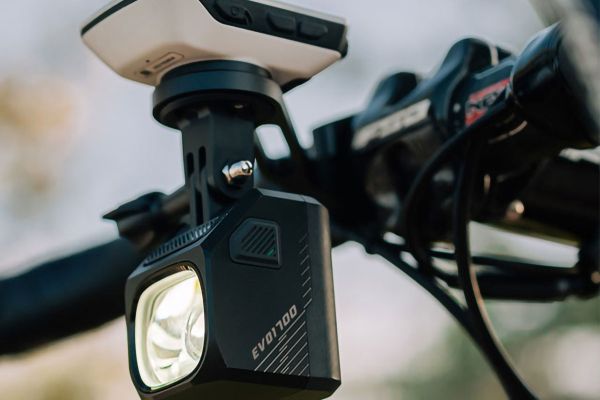 Magicshine EVO 1700, un foco frontal potente y económico con luz de corto y largo alcance, ocho modos y mando a distancia inalámbrico