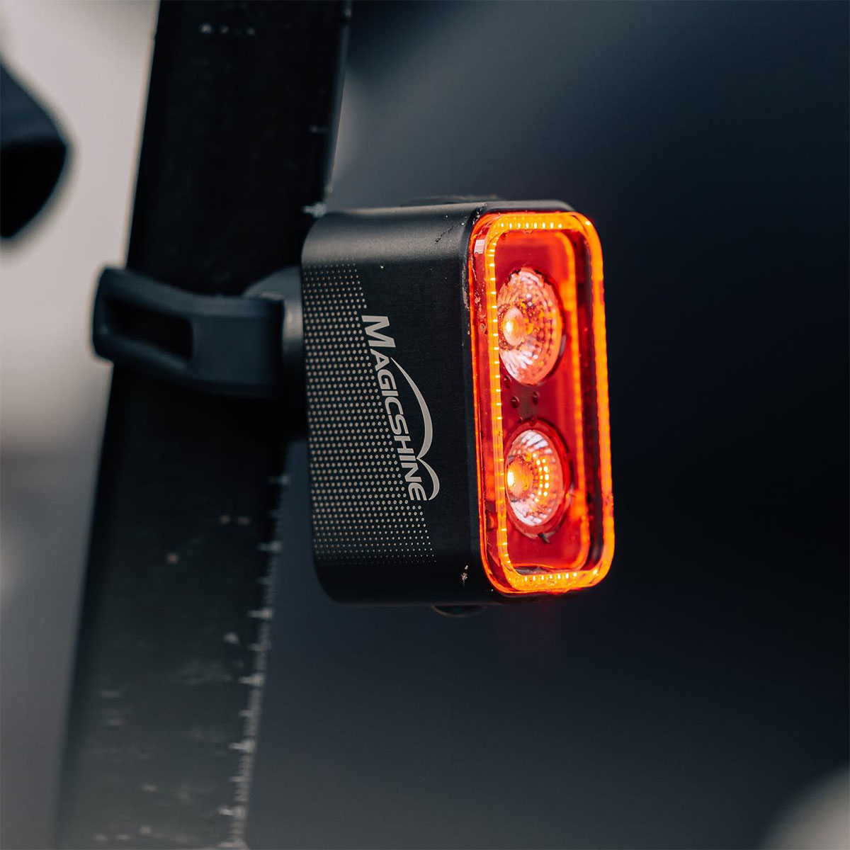 Magicshine Seemee 300, una de las luces traseras para bicicletas más potente (y visible) del mercado