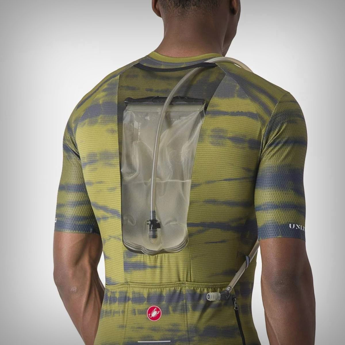 Castelli Unlimited Pro, un maillot enfocado al gravel con depósito para bolsa de hidratación integrado