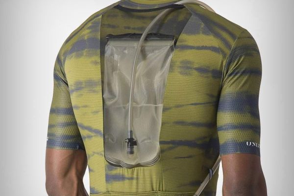 Castelli Unlimited Pro, un maillot enfocado al gravel con depósito para bolsa de hidratación integrado