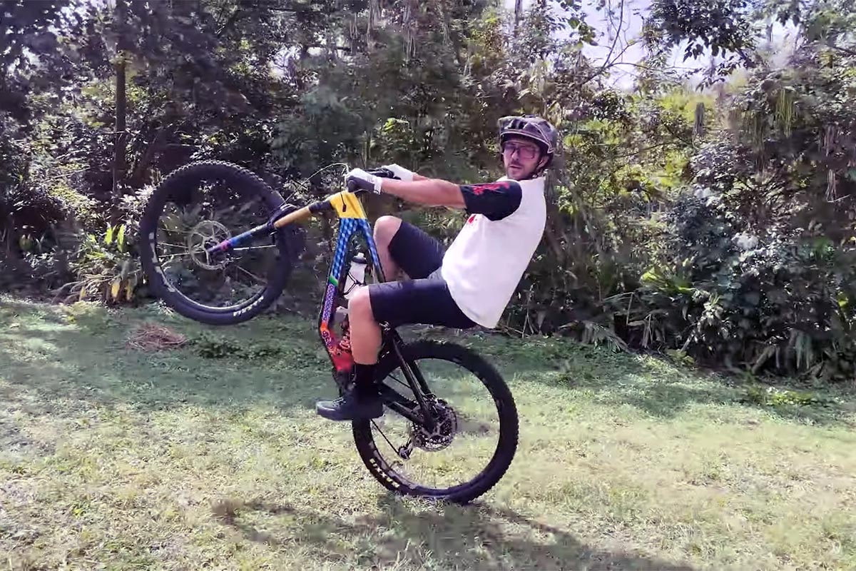 Los mejores trucos para aprender a hacer un caballito con la bici, explicados por Marcelo Gutierrez