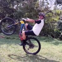 Los mejores trucos para aprender a hacer un caballito con la bici, explicados por Marcelo Gutierrez