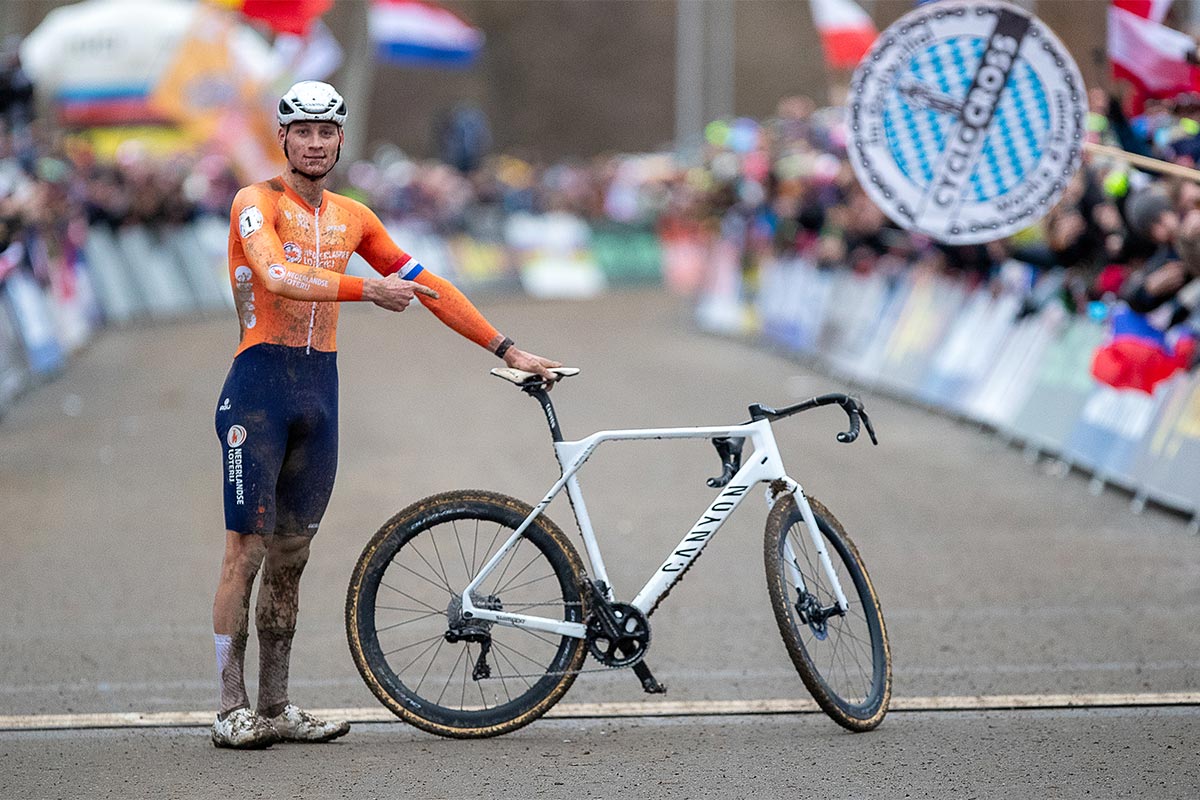 Mathieu van der Poel arrasa en Tábor para hacerse con su sexto título mundial de Ciclocross