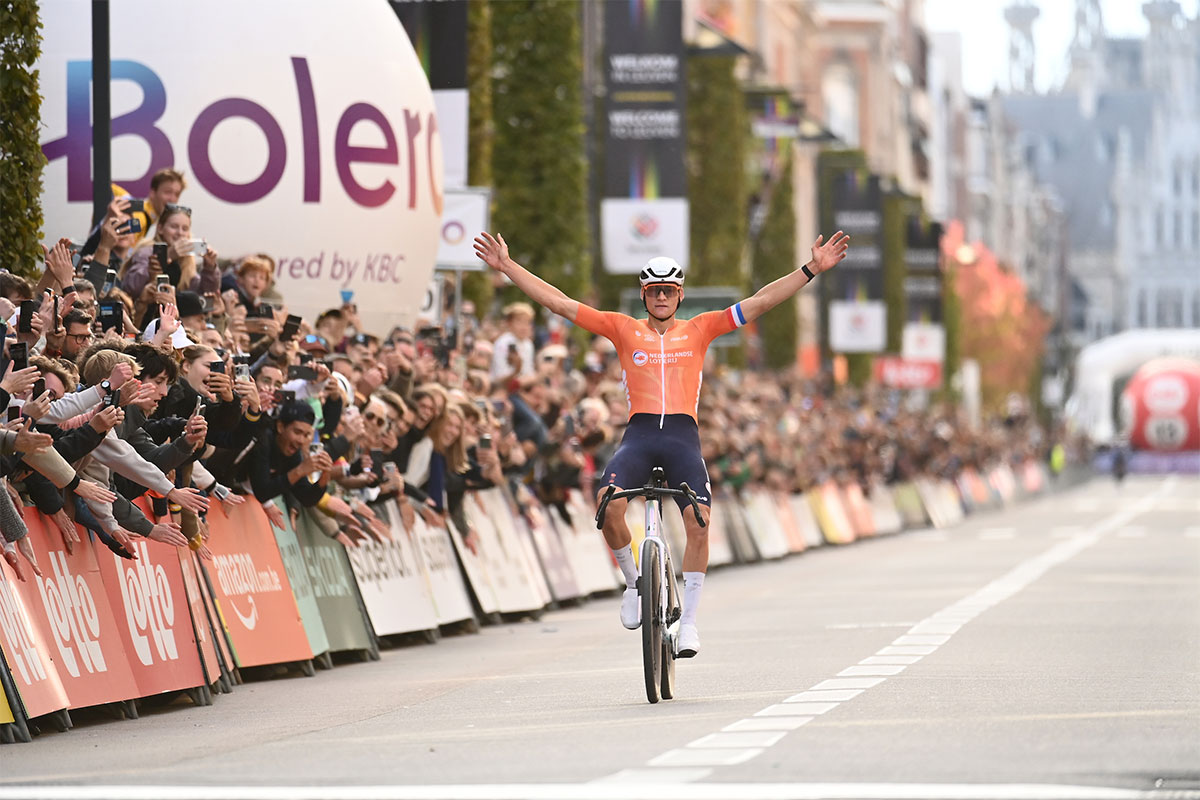 Mathieu van der Poel sigue coleccionando maillots arcoíris ganando el