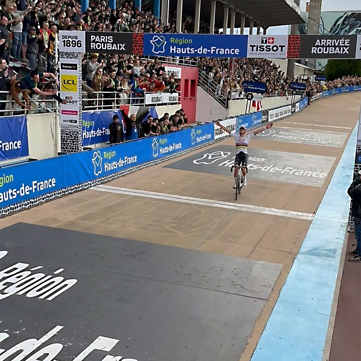 Mathieu van der Poel hace historia y revalida (con récords) su título de campeón en la París-Roubaix 2024