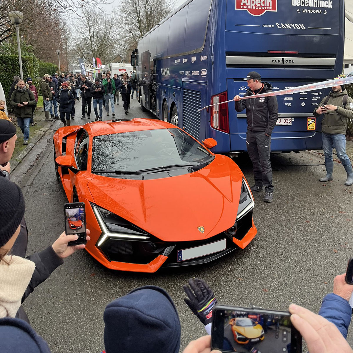 Mathieu Van der Poel deslumbra con su Lamborghini Revuelto en Gavere