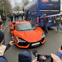 Mathieu Van der Poel deslumbra con su Lamborghini Revuelto en Gavere