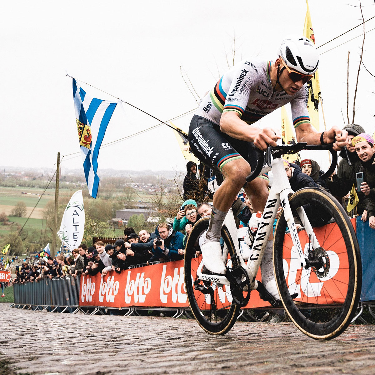Mathieu van der Poel conquista su tercer Tour de Flandes con una escapada a 45 kilómetros de la meta