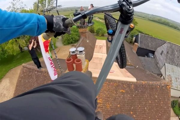 Matt Jones hace realidad su sueño de juventud: saltar sobre una casa a los mandos de su bici