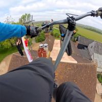 Matt Jones hace realidad su sueño de juventud: saltar sobre una casa a los mandos de su bici