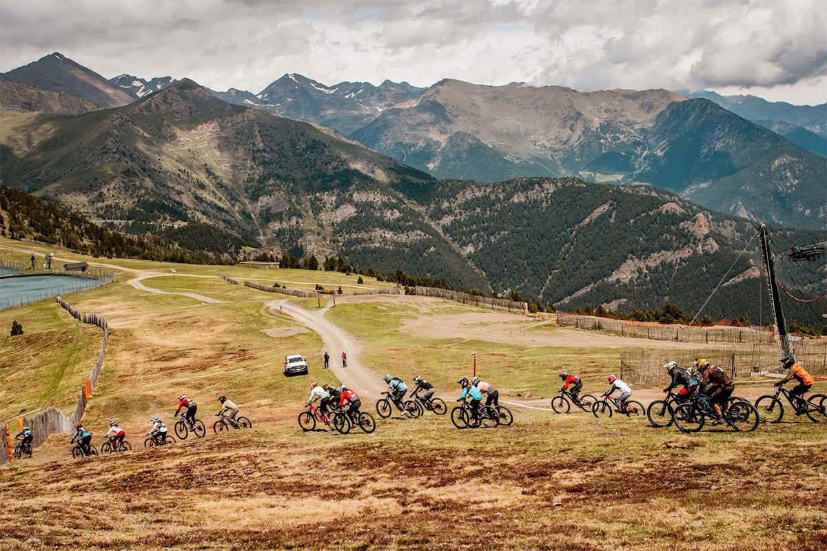 El Bike Park de Pal Arinsal inaugura la temporada de verano con una multitudinaria Maxiavalanche de 500 participantes