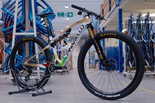 El montaje paso a paso de una Pinarello Dogma XC, la bici de Tom Pidcock y Pauline Ferrand-Prévot