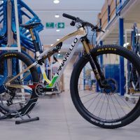 El montaje paso a paso de una Pinarello Dogma XC, la bici de Tom Pidcock y Pauline Ferrand-Prévot