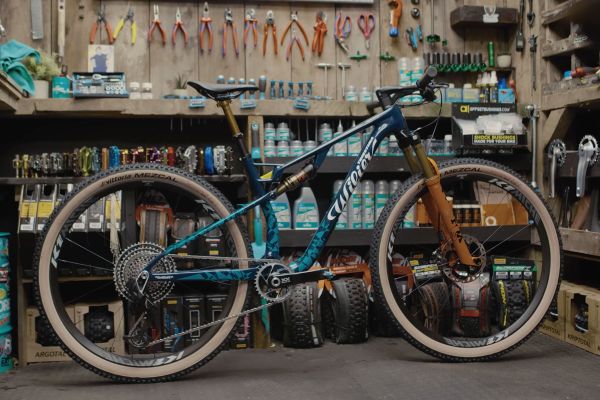 Para verlo: el montaje paso a paso de una Wilier Urta Max SLR en versión Factory Team