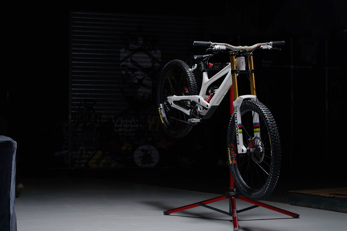 The Step-by-Step Assembly of Valentina Höll's YT Tues for the Start of the Downhill World Cup
