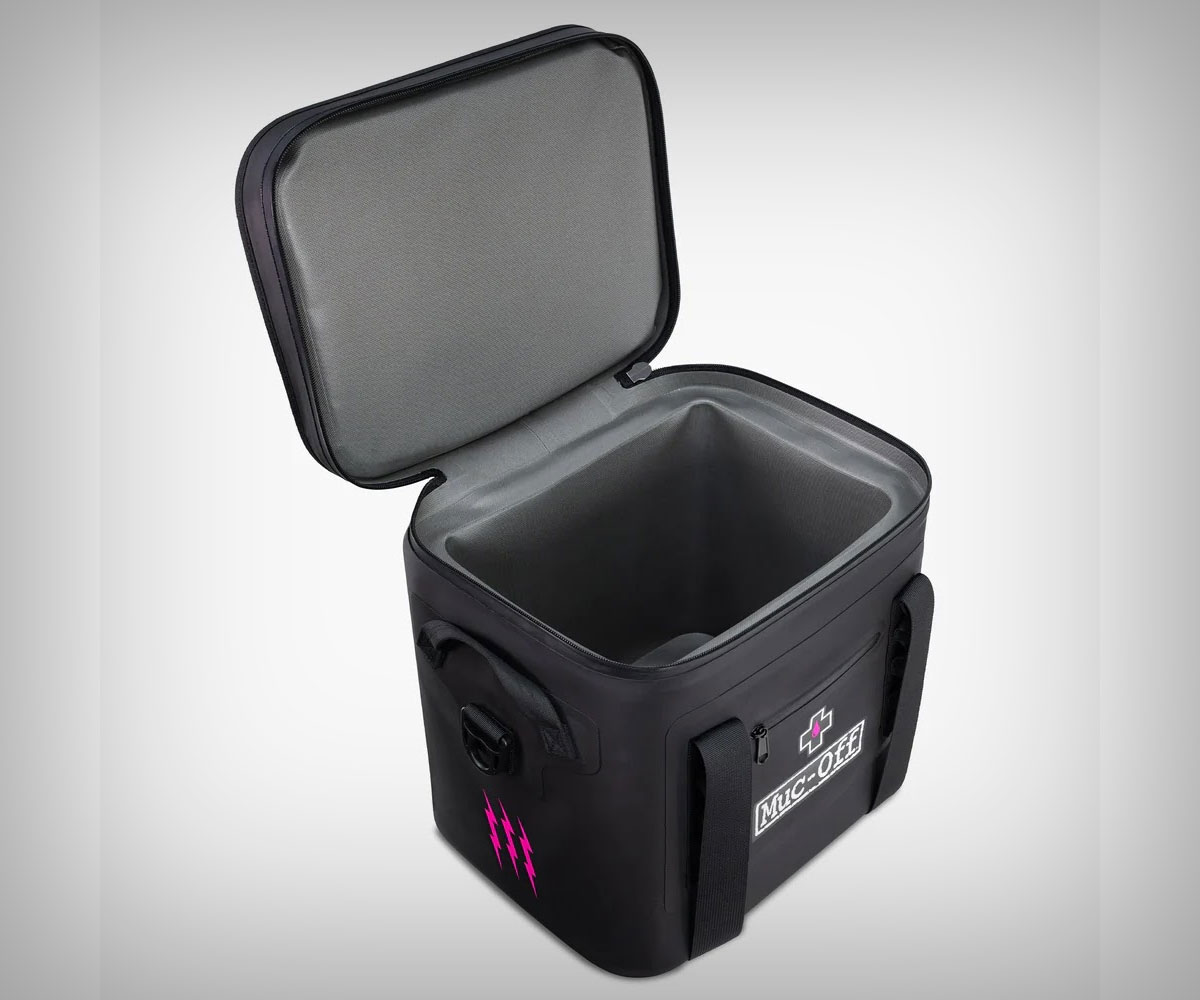 Muc-Off presenta una bolsa-nevera de 15 litros perfecta para llevarla a las carreras