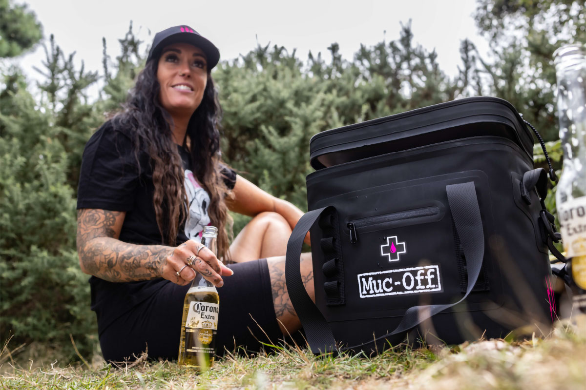 Muc-Off presenta una bolsa-nevera de 15 litros perfecta para llevarla a las carreras