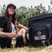 Muc-Off presenta una bolsa-nevera de 15 litros perfecta para llevarla a las carreras