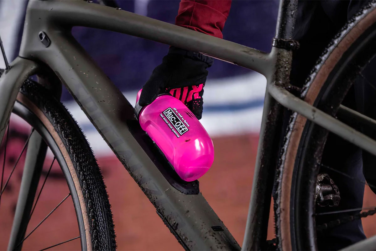 Muc-Off x Fidlock: llegan los bidones magnéticos de la marca británica