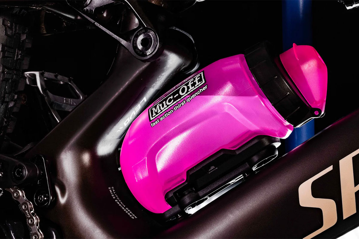 Muc-Off x Fidlock: llegan los bidones magnéticos de la marca británica