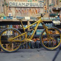 Para verlo: el montaje de una espectacular Nukeproof Mega personalizada por completo en color dorado